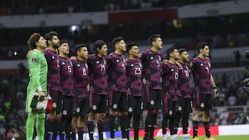 Jugadores de la Selección Mexicana cantan el Himno Nacional previo al juego contra El Saltador en el Estadio Azteca.