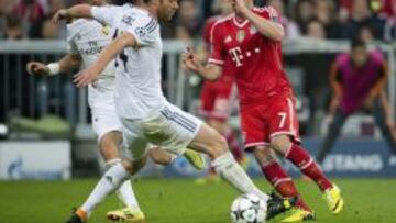 Xabi Alonso y Ribery pugnan por un balón.