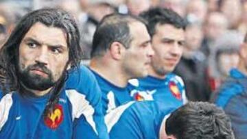 <b>CARAS DE POCOS AMIGOS. </b>Chabal observa en el banquillo cómo transcurren los últimos instantes del choque junto a otros titulares como Yachvili, Ibañez y Poitrenaud.