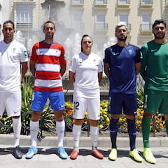 Presentación de las equipaciones del Granada por la ciudad
