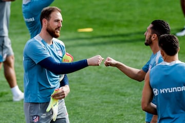 Oblak y Koke durante el entrenamiento. 
