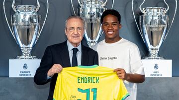 Endrick, junto a Florentino Pérez en la sala de juntas del Bernabéu.