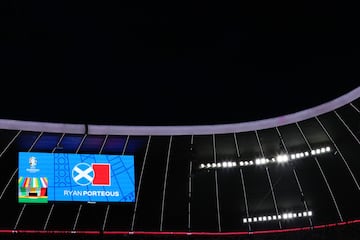 El videomarcador del Alliance Arena de Munich informa de la tarjeta roja al defensa escocés.