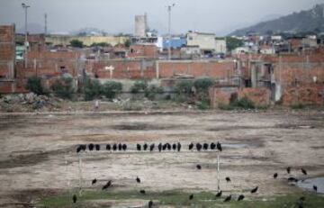Brasil desplegará tropas federales en Río de Janeiro para ayudar a sofocar una oleada de crímenes violentos tras los ataques de narcotraficantes contra los puestos policiales en tres barrios marginales en el lado norte de la ciudad. A menos de tres meses del Mundial en el que Río acogerá a decenas de miles de aficionados al fútbol. Los ataques han lanzado nuevas dudas sobre los esfuerzos del gobierno para expulsar a las pandillas de los barrios pobres.