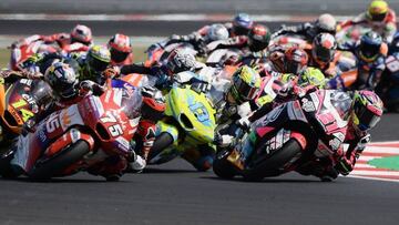 La salida de Moto2, con L¨®pez (21) al frente.