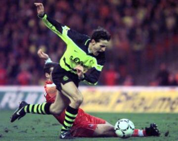 Al que fue máximo goleador de la Bundesliga en 1995  le detectaron un tumor cerebral en el año 2000. Un año después volvió a jugar con el Borussia Dortmund.