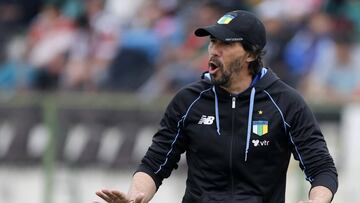 Fútbol, Palestino v O'Higgins.
Octava fecha, campeonato de Apertura 2015.
El entrenador de O'Higgins, Pablo Sánchez, da instrucciones a sus jugadores durante el partido de primera división contra Palestino disputado en el estadio Municipal de La Cisterna en Santiago, Chile.
03/10/2015
Andrés Piña/Photosport*******
Football, Palestino v O'Higgins
Eighth date, Aperture Championship 2015.
O'Higgins manager, Pablo Sánchez, instructs his players during the first division football match against Palestino at the Municipal de La Cisterna stadium in Santiago, Chile.
03/10/2015
Andres Pina/Photosport