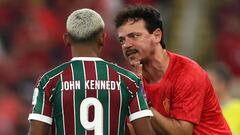 John Kennedy, futbolista de Fluminense, con su entrenador, Fernando Diniz.