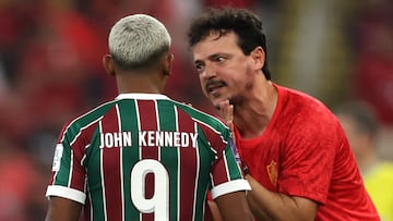 John Kennedy, futbolista de Fluminense, con su entrenador, Fernando Diniz.