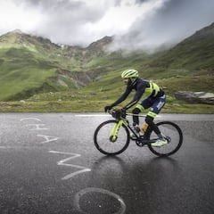 Un triatleta belga sube el Tourmalet... ¡en pelota hinchable!