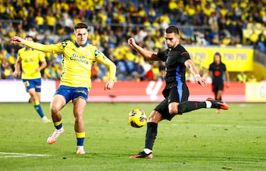 Ferran Torres, dentro del área, no falla con un zurdazo que se estrella en el travesaño y entra en la portería grancanaria.