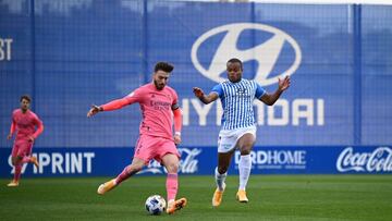 Vinicius Tanque presiona a Gila en el Atlético Baleares-Castilla.