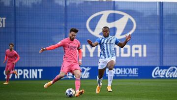 Vinicius Tanque presiona a Gila en el Atl&eacute;tico Baleares-Castilla.