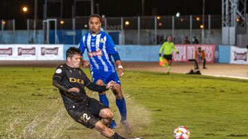 ARANDA DE DUERO, 07/12/2023.- El defensa del Cádiz Jorge Meré (i) se lanza por el balón ante el jugador de la Arandina durante el partido de segunda ronda de la Copa del Rey que Arandina CF y Cádiz CF disputan hoy jueves en el estadio El Montecillo, en Aranda de Duero. EFE/Paco Santamaría
