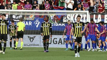 Los jugadores del Zaragoza se lamentan tras el primer gol del Eibar.