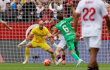 Firm una dulce venganza contra su ex, el Sevilla. Y eso que no era fcil. El guardameta serbio regresaba a un Pizjun del que sali repudiado. En su actuacin, paradas clave (especialmente una con el pie a Lukebakio) para salvar el partido y sostener al Legans una UCI tan incierta como llena de esperanza.