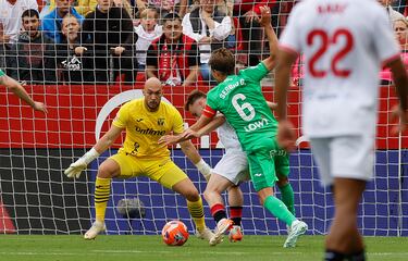 Firmó una dulce venganza contra su ex, el Sevilla. Y eso que no era fácil. El guardameta serbio regresaba a un Pizjuán del que salió repudiado. En su actuación, paradas clave (especialmente una con el pie a Lukebakio) para salvar el partido y sostener al Leganés una UCI tan incierta como llena de esperanza.