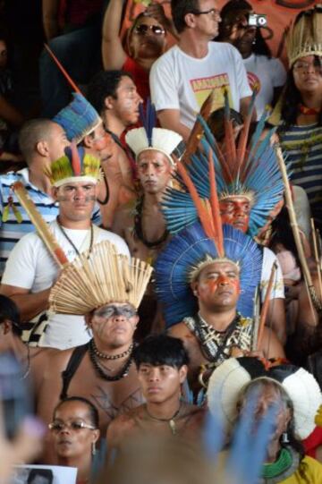 Los pueblos nativos de diferentes tribus de Brasil protestaron contra la política indígena del gobierno y de los costes de la Copa del Mundo de 2014. Los cuerpos de seguridad lanzaron gases lacrimógenos para evitar que los manifestantes se acercaran al estadio Mane Garrincha de Brasilia donde se exhibía la Copa del Mundo. 