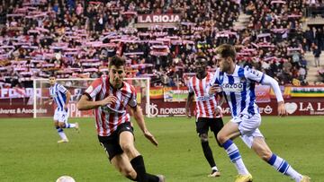 LOGRO?O, 04/01/2023.- El defensa del Logro?¨¦s Joan Campins (i) disputa el bal¨®n ante Robert Navarro (d), centrocampista de la Real Sociedad, durante el encuentro de dieciseisavos de final de la Copa del Rey entre la Uni¨®n Deportiva Logro?¨¦s y la Real Sociedad, este mi¨¦rcoles en Las Gaunas, en Logro?o. EFE / Raquel Manzanares