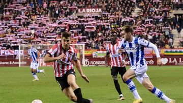 LOGROÑO, 04/01/2023.- El defensa del Logroñés Joan Campins (i) disputa el balón ante Robert Navarro (d), centrocampista de la Real Sociedad, durante el encuentro de dieciseisavos de final de la Copa del Rey entre la Unión Deportiva Logroñés y la Real Sociedad, este miércoles en Las Gaunas, en Logroño. EFE / Raquel Manzanares
