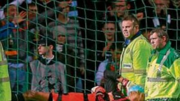 <b>PILLADO. </b>Dida abandona el campo en camilla y con hielo sobre su mejilla derecha. Los diarios italianos le critican por su paripé.