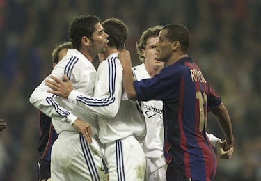 La rivalidad entre el defensor español y el delantero brasileño era evidente. Se materializó cuando ambos se enzarzaron en 2001 cuando Rivaldo entró a Hierro con la pierna levantada y el madridista le dejó mano en la cara. Tras ello, como era de prever, se lío sobre el terreno de juego.
