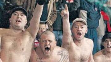 <b>DAN MIEDO. </b>Los 'hooligans' ingleses pueden causar quebraderos a la Policía el martes en Madrid.