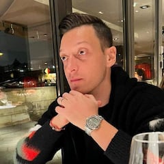 Los negocios de Mesut Özil: desde cafeterías y botas hasta su propia criptomoneda