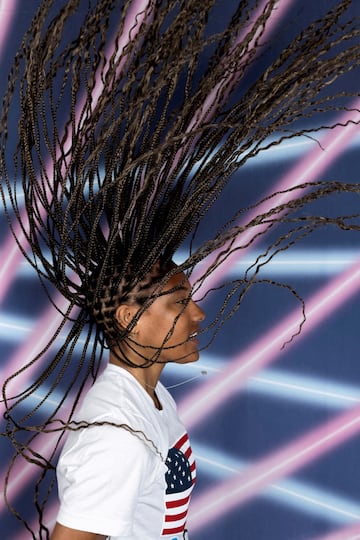 El equipo de atletismo de EE UU que estar¨¢ en los JJ OO de Par¨ªs 2024 protagoniz¨® un acto promocional en Nueva York. La saltadora Tara Davis-Woodhall, con su larga y caracter¨ªstica cabellera, presumi¨® de trenzas ante los medios.