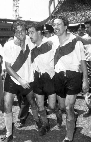 El 8 de noviembre de 1942, la 'Máquina' salía campeón y daba la vuelta en la cancha del eterno rival. Más de una década después, también lo hacía de la mano de jugadores como Labruna, en el año 1955. La última vuelta olímpica del Millonario en La Boca fue en el 1986 de la mano del Beto Alonso y el partido de la pelota naranja. 