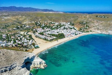 La playa de Agua Amarga también se encuentra en el Cabo de Gata-Níjar, y se ha convertido en una de las más destacadas gracias a su favorable zona tranquila, familiar y de fácil acceso. La vegetación y su hilera de casas blancas forman una preciosa estampa para enmarcar tus vacaciones.