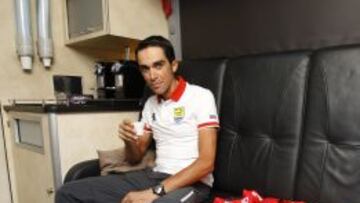 Alberto Contador, ayer, durante el d&iacute;a de descanso y en el autob&uacute;s de Tinkoff.
 