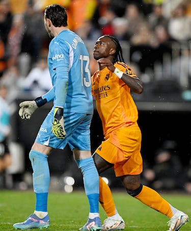 El jugador brasileño de Real Madrid se revolvió y agredió al portero. Una acción que le costó la expulsión.