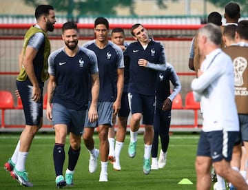 Reuniting for France | Adil Rami, Olivier Giroud,Raphael Varane, Kylian Mbappe andAntoine Griezmann at training.