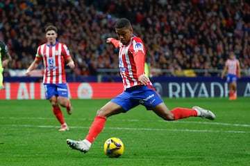 Sorprende el Atleti gracias a un robo de Le Normand, insistente en la medular, con Muriqi. La pelota le cae posteriormente a Giuliano que intenta llegar al rea en diagonal. Cruz el pase, Sorloth arrastra a Rallo y deja el carril libre a Lino, que entra al rea y cruza un zurdazo raso perfecto que supuso el 1-0. 

