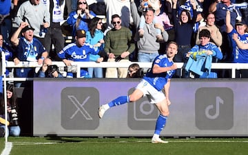 Llevaba dos jornadas sin marcar y estaba con ganas. Alemao marc el momentneo tanto del empate contra el Burgos, con un certero remate de cabeza pegadito al palo. Hace unos das comentaba en AS que vea factible alcanzar a Luis Surez en la tabla de goleadores. Ojo con el ariete del Oviedo.