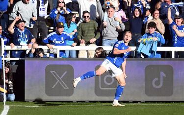 Llevaba dos jornadas sin marcar y estaba con ganas. Alemao marcó el momentáneo tanto del empate contra el Burgos, con un certero remate de cabeza pegadito al palo. Hace unos días comentaba en AS que veía factible alcanzar a Luis Suárez en la tabla de goleadores. Ojo con el ariete del Oviedo.