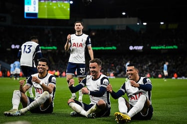 Con la panorámica del Etihad Stadium, y con el "3-0" en la pantalla de fondo, así celebraron los futbolistas del Tottenham la goleada.