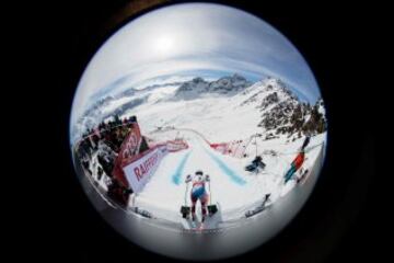 Foto tomada con una lente de ojo de pez muestra al saltador suizo Carlo Janka entrenando para los campeonatos del Mundo en Saint Moritz, Suiza.