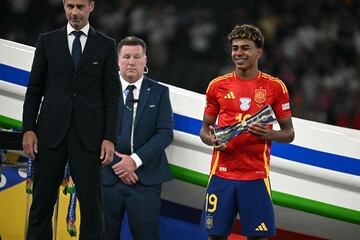 Spain's forward #19 Lamine Yamal celebrates with the Best Young player trophy next to UEFA President Aleksander Ceferin after winning the UEFA Euro 2024 final football match between Spain and England at the Olympiastadion in Berlin on July 14, 2024. (Photo by JAVIER SORIANO / AFP)