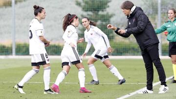 Jugadoras y entrenador del Tacon durante un partido de la Primera Iberdrola. 