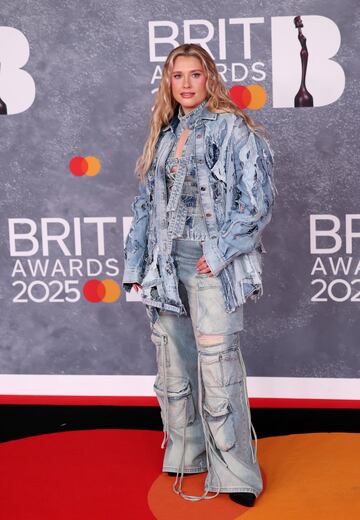 Ella Henderson posa en la alfombra de los Brit Awards 2025.