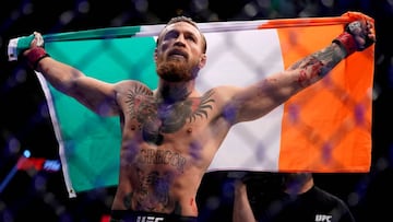 Conor McGregor posa con la bandera de Irlanda tras su victoria ante Donald Cerrone en el UFC 246.