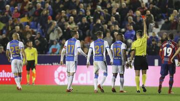 Jaime Latre muestra la tarjeta roja a Amrabat en el Levante-Leganés.