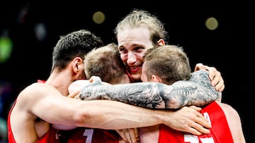 Igor Milicic, entrenador de Polonia, felicita a sus jugadores tras la victoria ante Eslovenia. “Queríamos que se irritaran”, asegura el técnico.