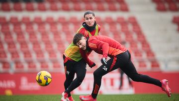 Álex Calvo y Joel Roca durante un entrenamiento del Mirandés.