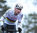 Van der Poel arrasa en Año Nuevo con caída incluida
