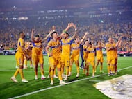Jugadores de los Tigres festejan el triunfo sobre los Rayados de Monterrey durante el Clásico Regio jugado en el Estadio Universitario en el Clausura 2026.