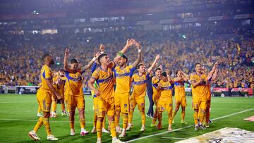 Jugadores de los Tigres festejan el triunfo sobre los Rayados de Monterrey durante el Clásico Regio jugado en el Estadio Universitario en el Clausura 2026.