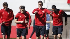 Jovetic, entre Sarabia y Rami, en un entrenamiento de esta semana.